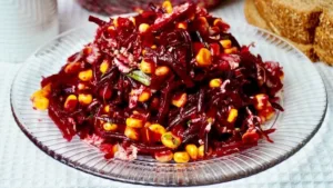 Беру буряк та банку кукурудзи. Готую салат “Вітамінний” за 5 хвилин