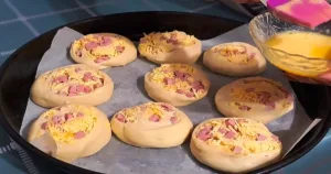 Дріжджові булочки з ковбасою та сиром. Спасибі бабусі, що навчила!