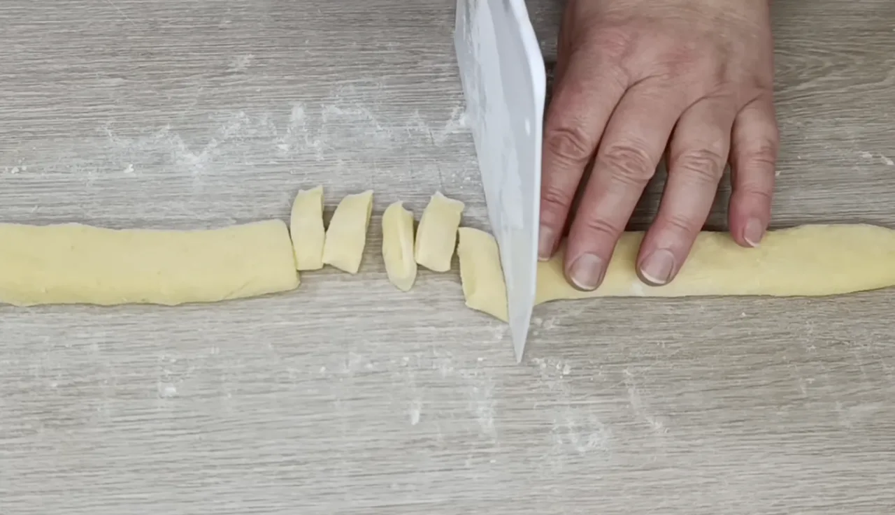 Нарізаємо ліниві вареники