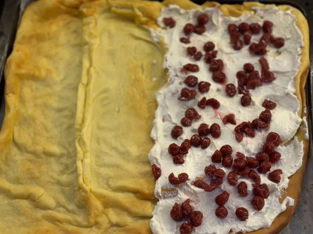 Рецепт, який просять усі! Фінський млинець з сиром, вишнями та маком