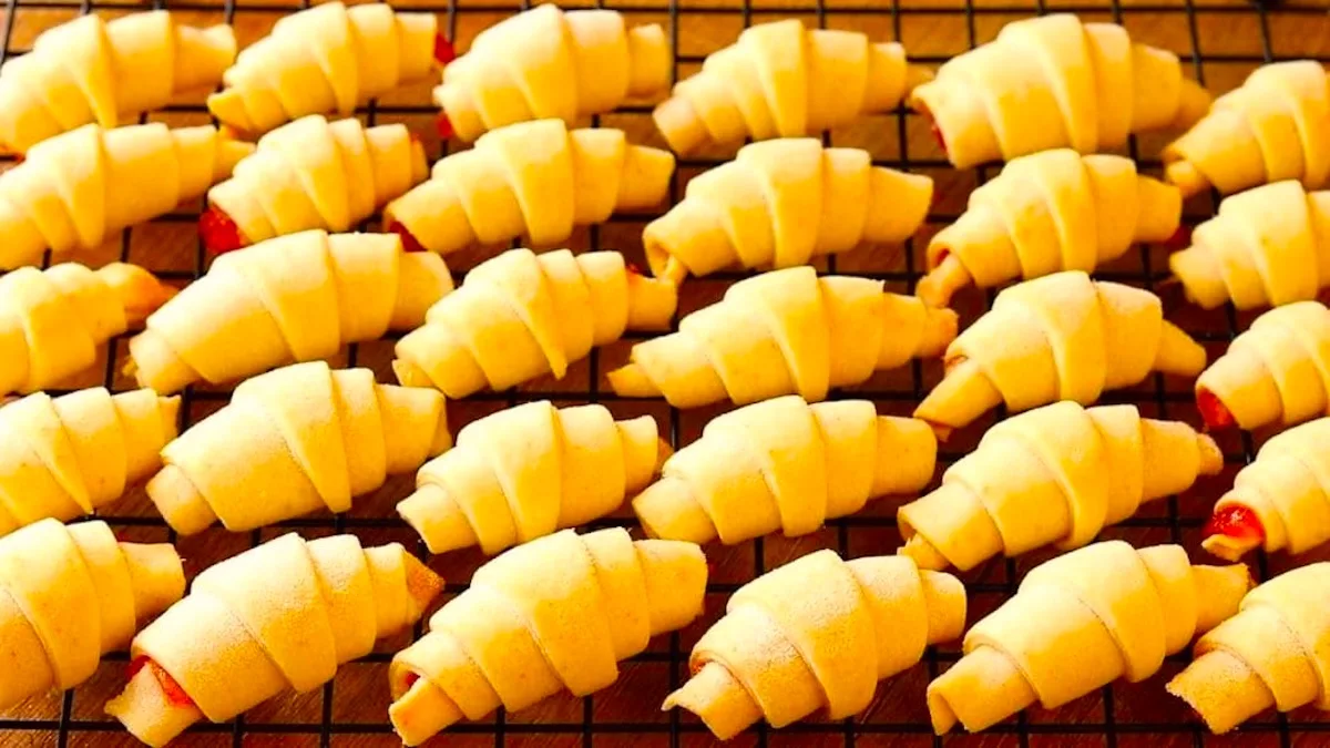 Мінералка та 90 мл олії: ніжні і розсипчасті рогалики з повидлом за 5 хвилин — без яєць і молока