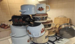 Пів пачки соди — і каструлі як із магазину! Бабусин рецепт (і нічого не треба терти)