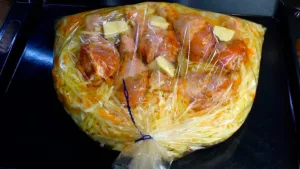 У нас ця страва “на розхват”. Капуста + курка: кладу в рукав для запікання і чекаю