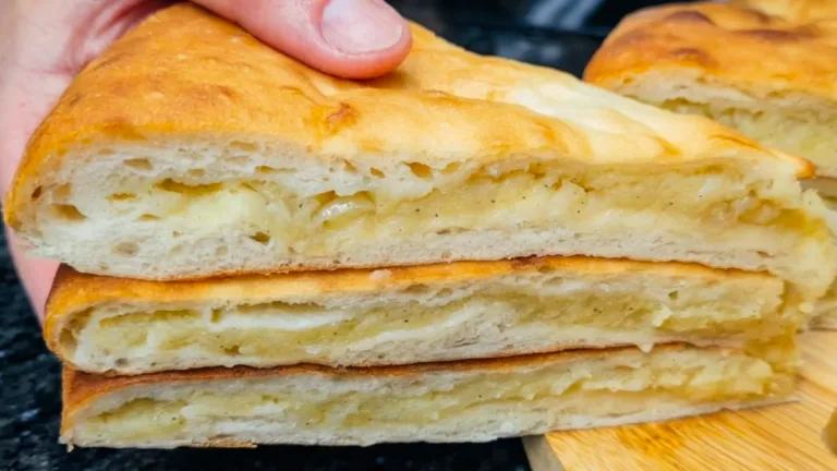 Бюджетний і смачний рецепт пісної випічки. Пиріг на картоплянову відварі з картопляною начинкою.