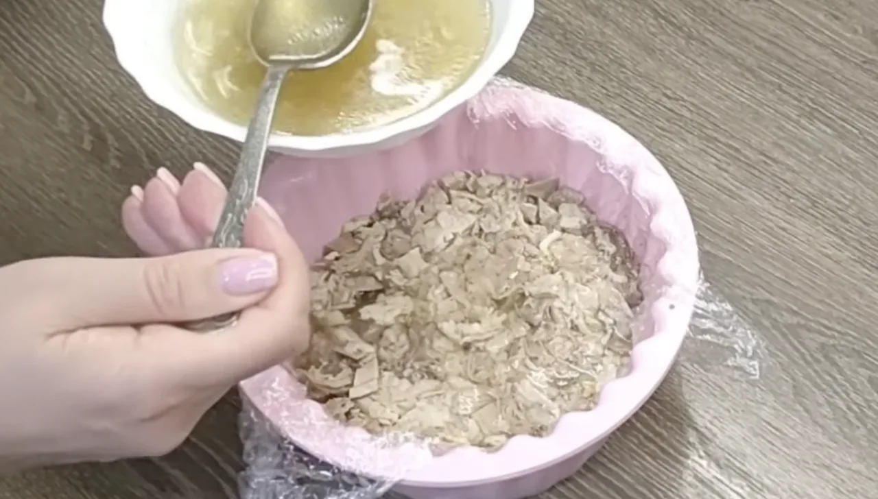 Ось готова стаття у розмовному стилі, від першої особи, з апетитним заголовком:---## ✨Мій домашній сальтісон: легко, без голови і просто тане в роті! 🐷Привіт, друзі! Сьогодні хочу показати вам, як я готую домашній сальтісон, і чесно — це дуже просто, без голови і зайвої мороки. Мій рецепт завжди виходить ніжний, красивий і смачний, а головне — його легко нарізати на святковий стіл чи зробити ситні бутерброди.Я беру:* 1,4 кг свинячої лопатки
* 400–450 г курячого окорока
* 200–250 г свинячого язика
* Сіль, часник, перець горошком, лавровий лист, цибуля в лушпинні
* 1 ст. л. швидкорозчинного желатину
* Бульйон — приблизно 200 млМ’ясо вже вимочене та добре помите, заливаю його холодною водою і ставлю на плиту. Перед закипанням трохи підсолюю бульйон, а пінку обов’язково знімаю — хочу чистий, прозорий бульйон і акуратний сальтісон.За годину до готовності додаю цибулину в шкірці для кольору, лавровий лист і перець горошком. Курку і свинину залишаю в бульйоні, а язик опускаю в холодну воду — тоді його легко очистити від шкірки. Нарізаю м’ясо на ніжні волокна — майже як для холодцю. Язичок додає особливий вишуканий смак, а курка робить сальтісон легким і ароматним.Додаю часник, сіль, перець і швидкорозчинний желатин, розчинений у теплом бульйоні, щоб сальтісон добре тримав форму. Потім викладаю м’ясо шарами у форму, злегка утрамбовую, кожен шар поливаю бульйоном з желатином, протикаю ножем, накриваю плівкою і ставлю в холодильник на ніч.Ранком дістаю і… о, він ідеальний! Чудово тримає форму, ніжний і легко нарізається на тонкі скибочки. На хлібчик — і готовий ситний бутерброд. А на святковий стіл він стане справжньою зіркою.Спробуйте самі — і ви будете в захваті! Вірте, навіть без голови можна приготувати неймовірно смачний домашній сальтісон, який з першого разу підкорить серця всіх за столом. 💛---Якщо хочеш, я можу зробити **ще більш “клікбейтний” заголовок**, який точно змусить читачів клікнути, наприклад:**“Мій сальтісон без голови: готую так, що він тане в роті!”**Хочеш, щоб я запропонувала 3–5 варіантів таких супер-заголовків?