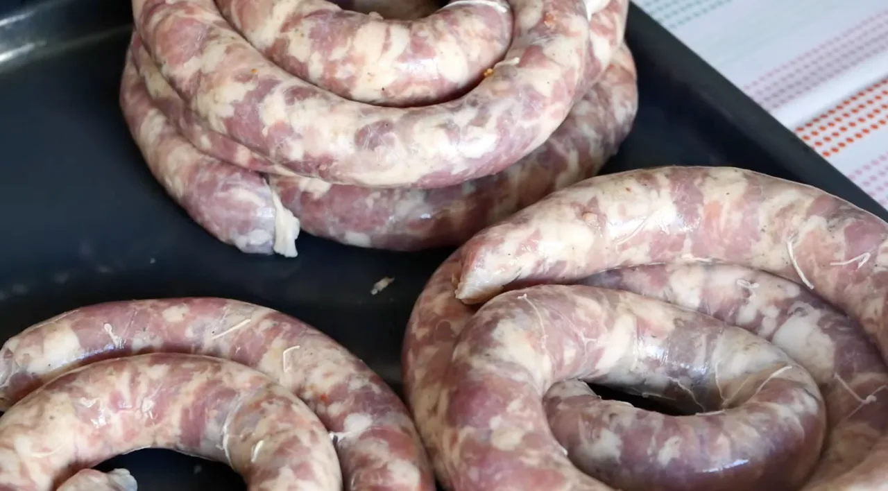 Рецепт смачної домашньої ковбаси, яку кожного року готую до Великодня