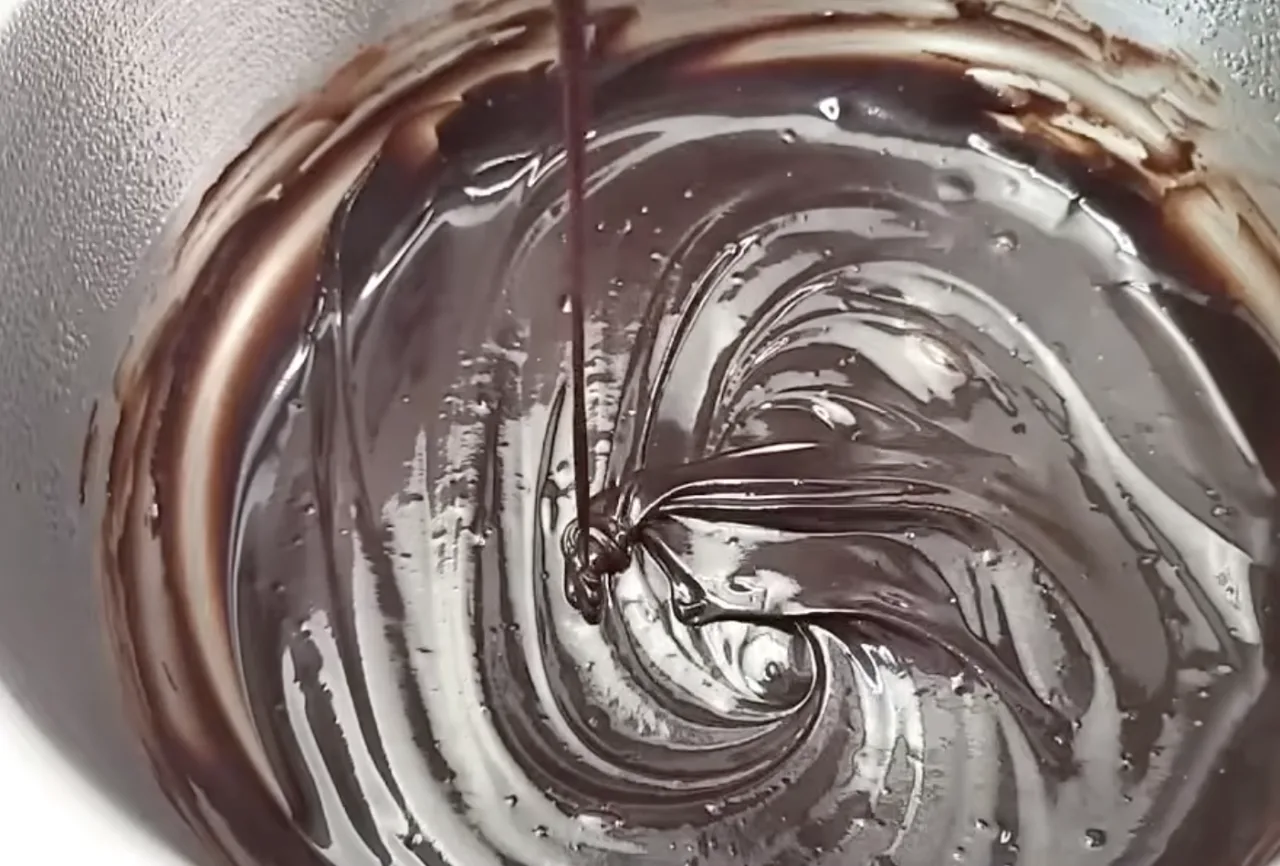 Економна глазур за 2 хвилини. Вода, цукор і какао — 100% шоколадний смак (без шоколаду)
