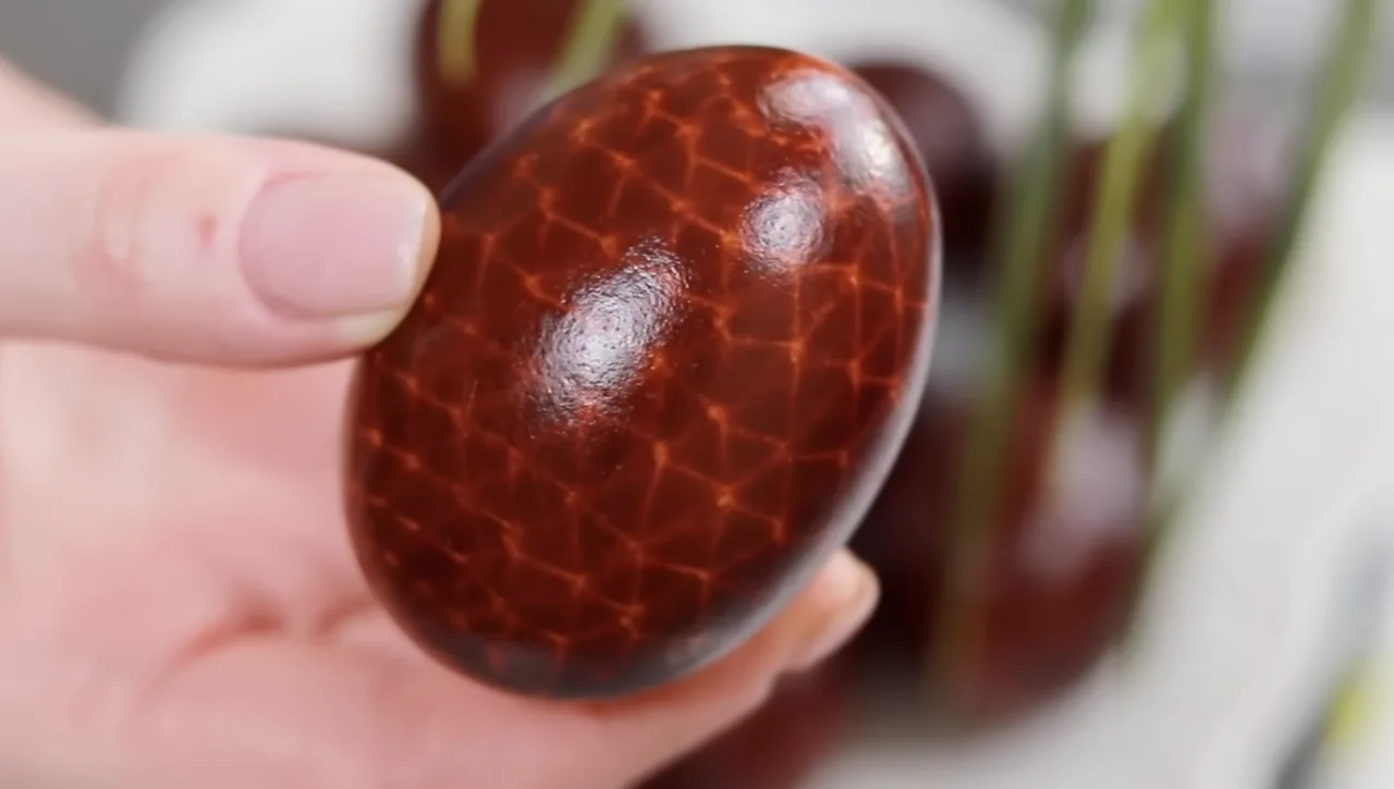 Як я фарбую яйця в цибулинні з красивим візерунком: простий "сімейний" спосіб