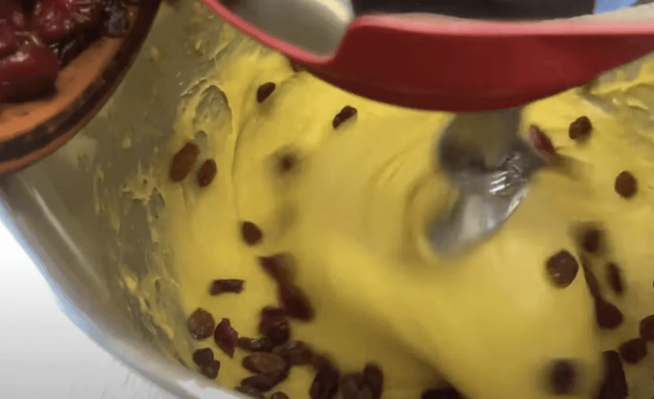 Знайшла у старій кулінарній книзі рецепт 100-річної давнини: печу “Бабу Українську”, і вона виходить неймовірно волокнистою