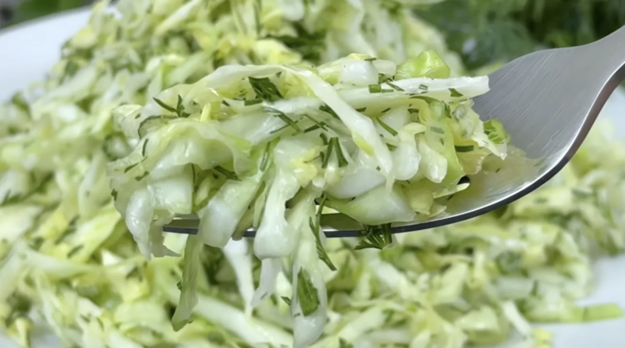 Готую всю весну: хрусткий салат із капусти без майонезу за 5 хвилин