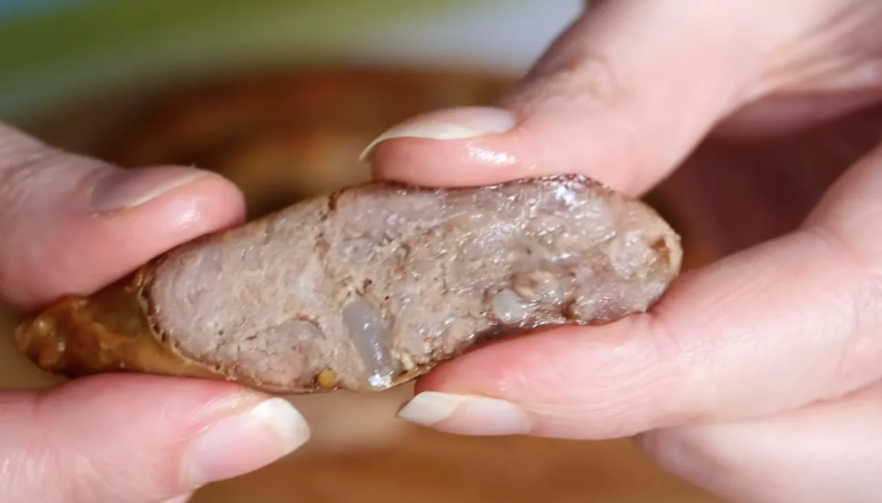 Рецепт смачної домашньої ковбаси, яку кожного року готую до Великодня