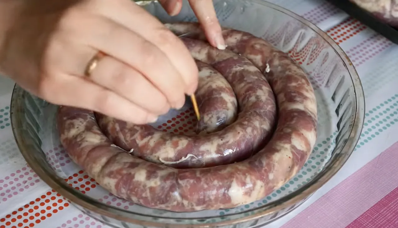 Рецепт смачної домашньої ковбаси, яку кожного року готую до Великодня