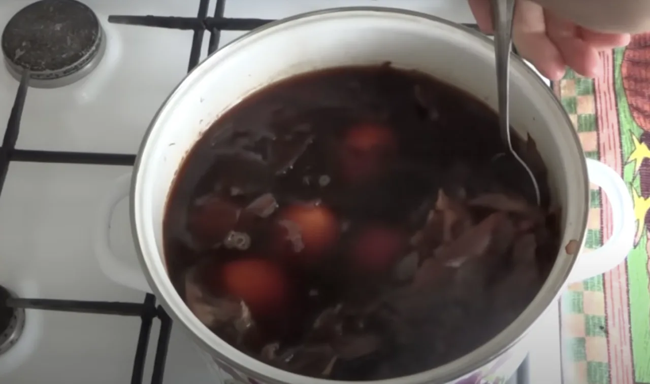 І ніякого таланту не треба! Золоті крашанки на Великдень 2026: простий спосіб, що вражає