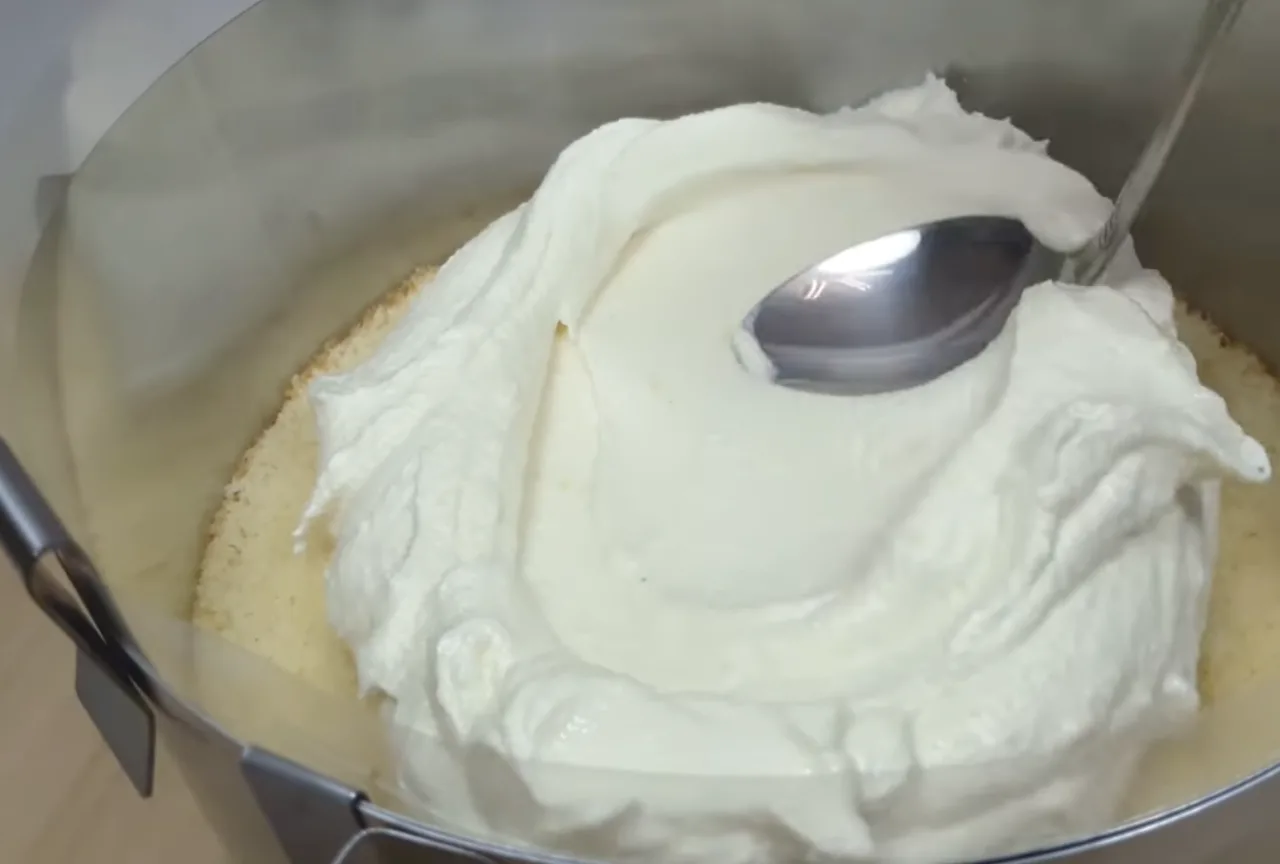 Крем на манці з 80-х — недорогий, але дуже смачний. У ньому немає яєць, вершків і навіть сиру