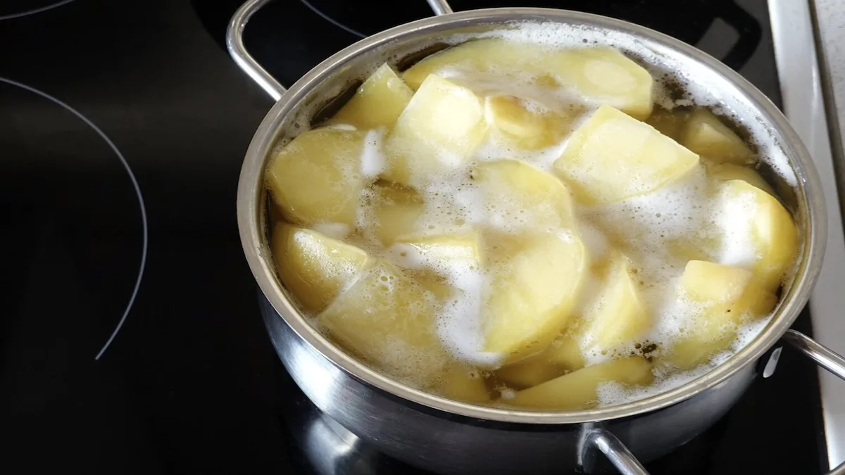 Відвар із картоплі більше не виливаю: це мій секретний інгредієнт для багатьох страв