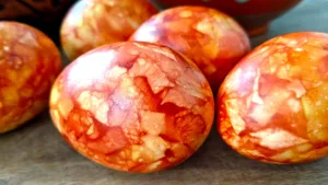 Потрібна лише цибуля! “Мармурові” крашанки на Великдень — як я фарбую яйця в цибулинні
