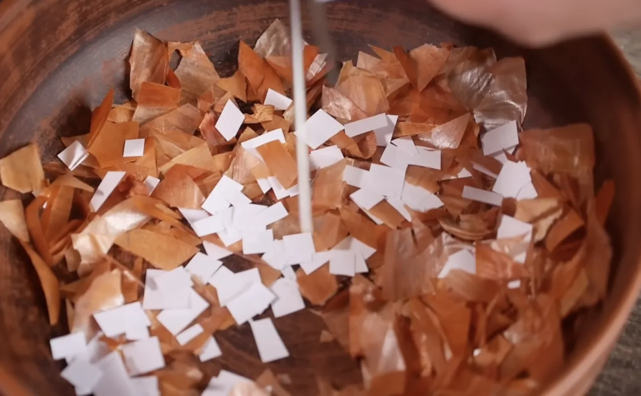 Потрібна лише цибуля! “Мармурові” крашанки на Великдень — як я фарбую яйця в цибулинні