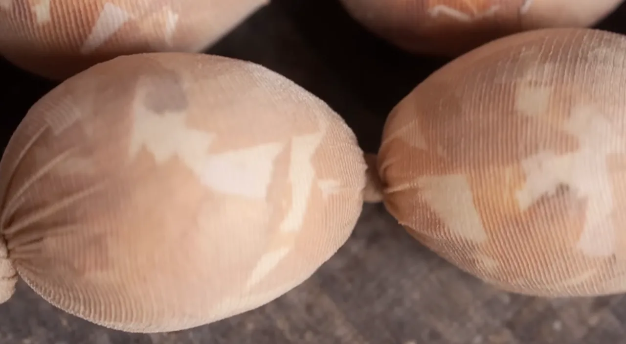 Потрібна лише цибуля! “Мармурові” крашанки на Великдень — як я фарбую яйця в цибулинні