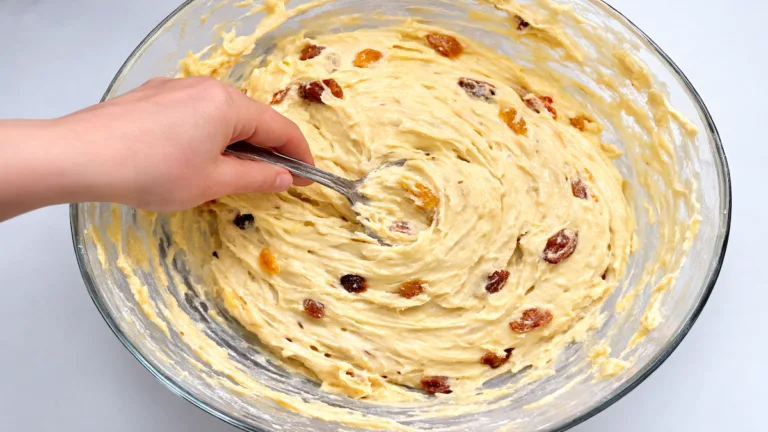 Господині люблять її за швидкість! Паска за 1 годину – ніжна, ароматна і без дріжджів