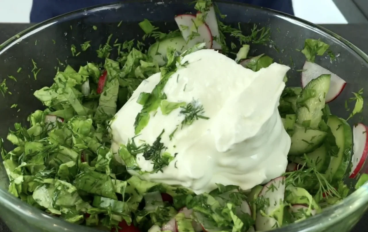 Салат «Весна», по якому скучала! Готується 5 хвилин, а з’їдається ще швидше