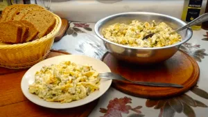 Мій улюблений салат “Олів’є” по-селянськи: навіть продукти не треба купувати — дякую сусідці за рецепт