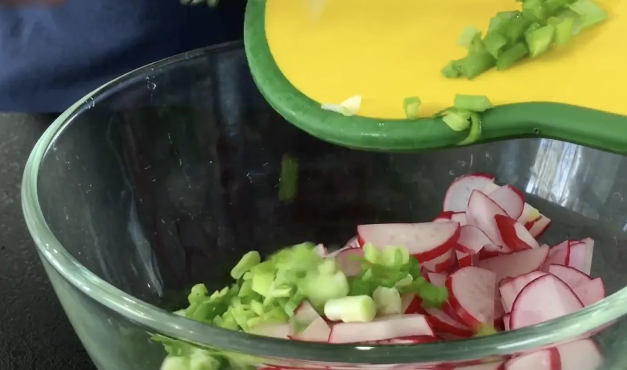 Салат «Весна», по якому скучала! Готується 5 хвилин, а з’їдається ще швидше