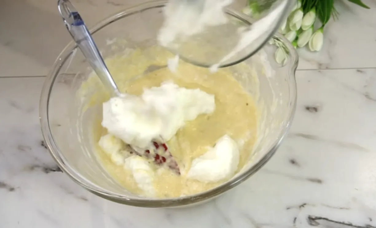 Додаю білки в тісто