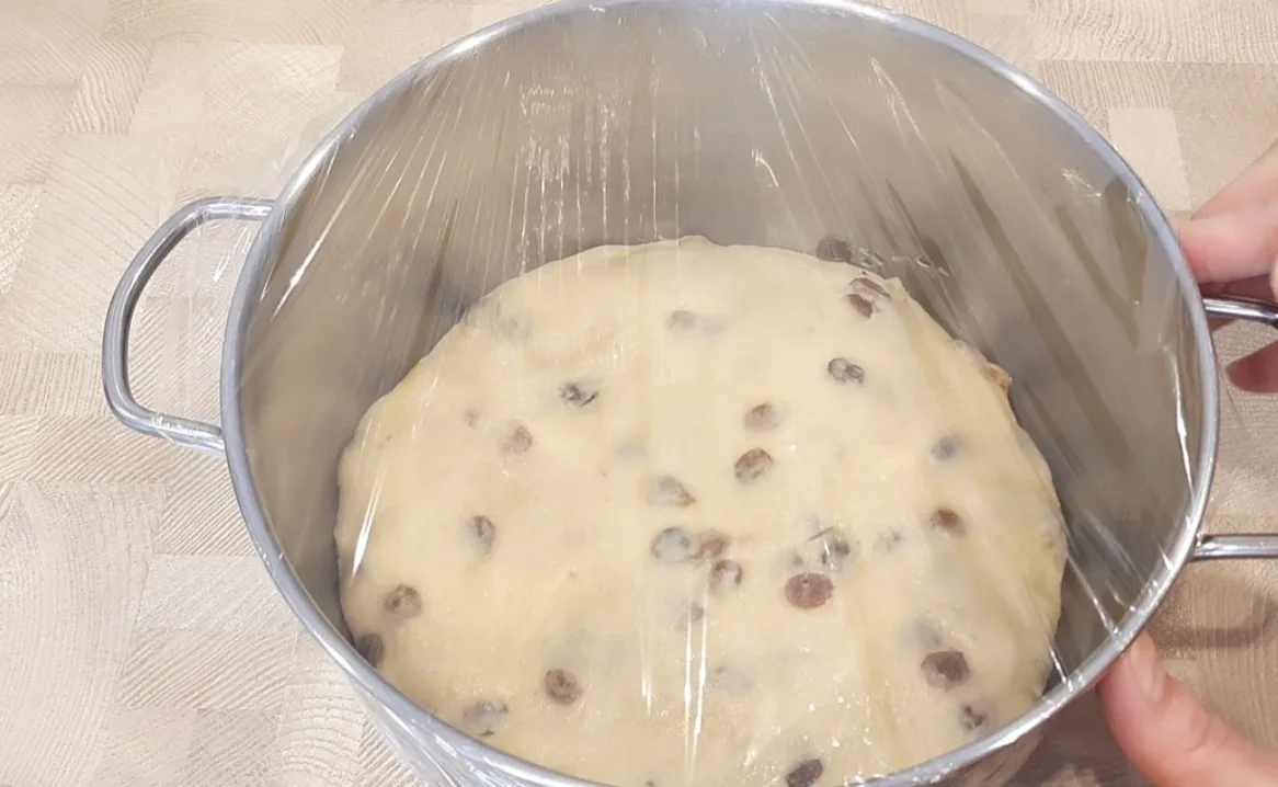 Солодка паска з родзинками