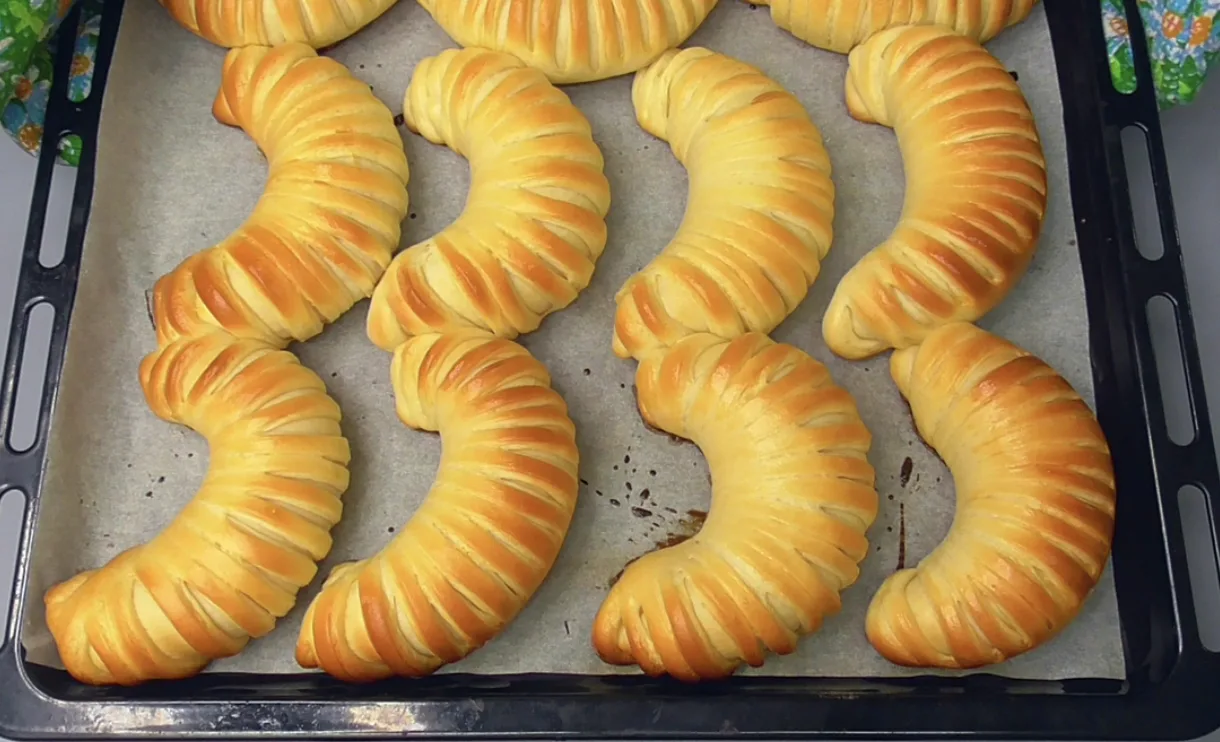 Тісто м’яке, повітряне, як пух, а в ньому навіть вершкового масла нема. “Зникають” зі столу за 1 хвилину