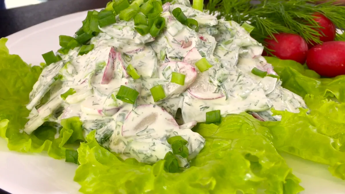 Салат «Весна», по якому скучала! Готується 5 хвилин, а з’їдається ще швидше
