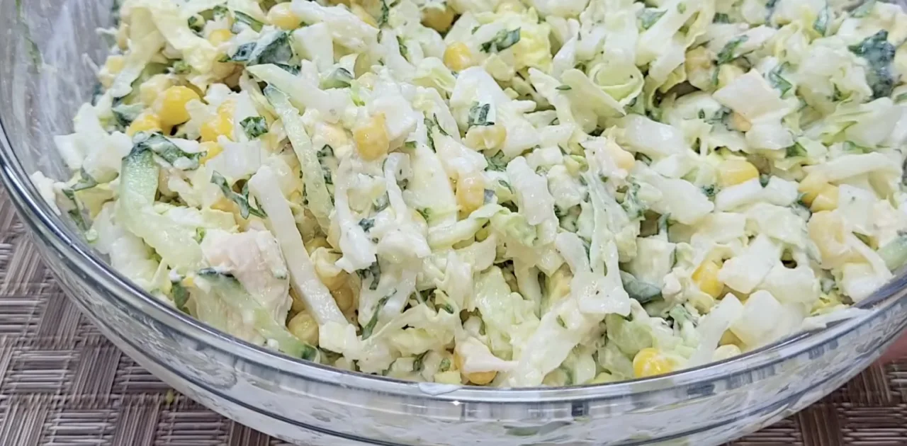 Пекінська капуста та банка кукурудзи — салат «Моментальний»