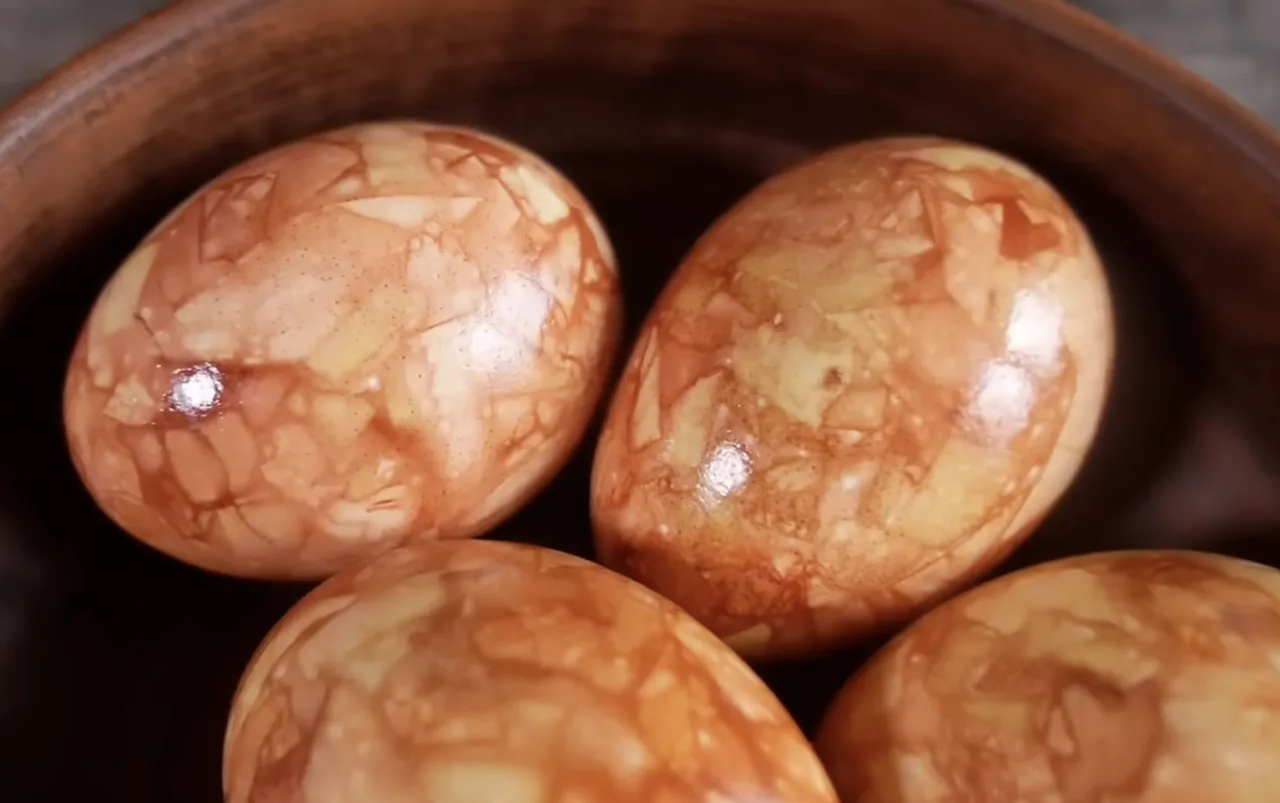 Потрібна лише цибуля! “Мармурові” крашанки на Великдень — як я фарбую яйця в цибулинні