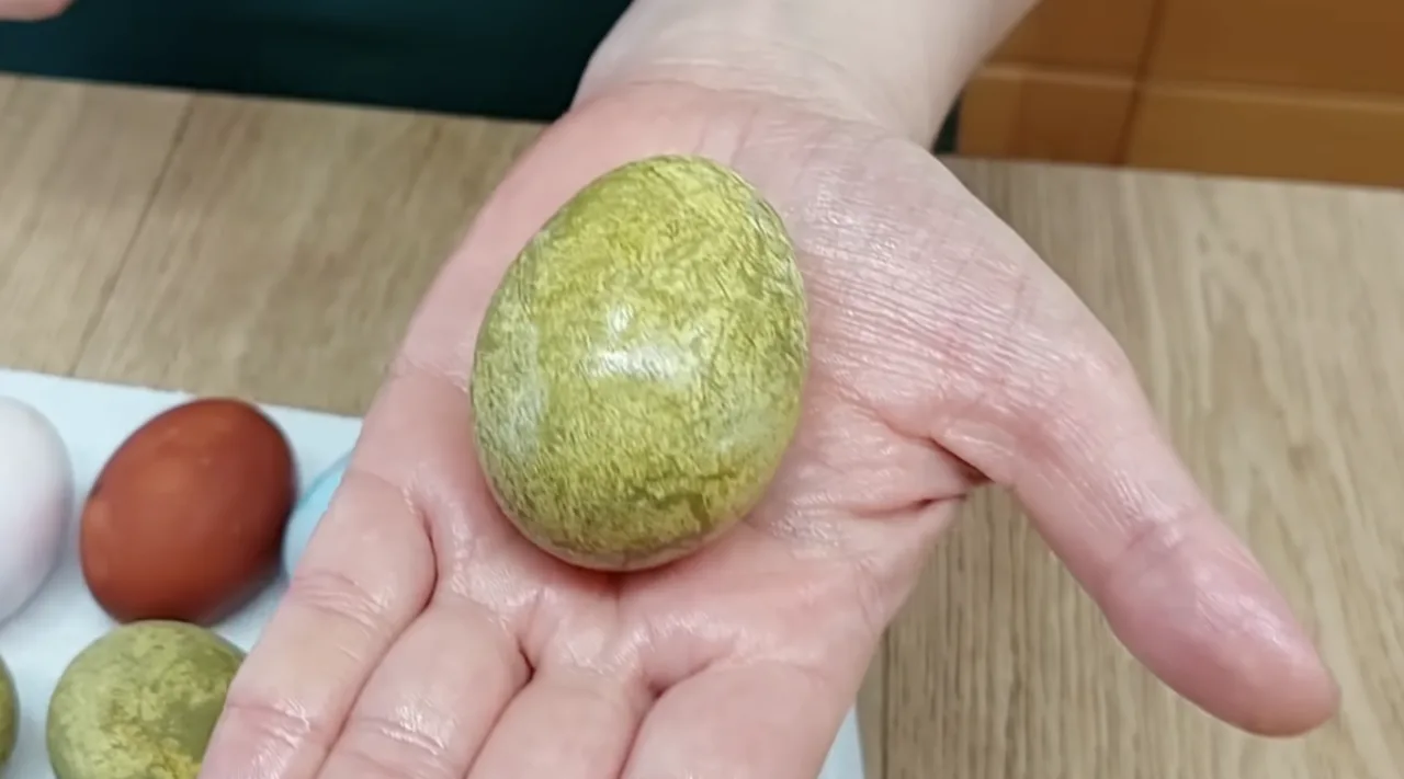 Спосіб: Яскраво-жовті та червоні яйця з куркумою та каркаде