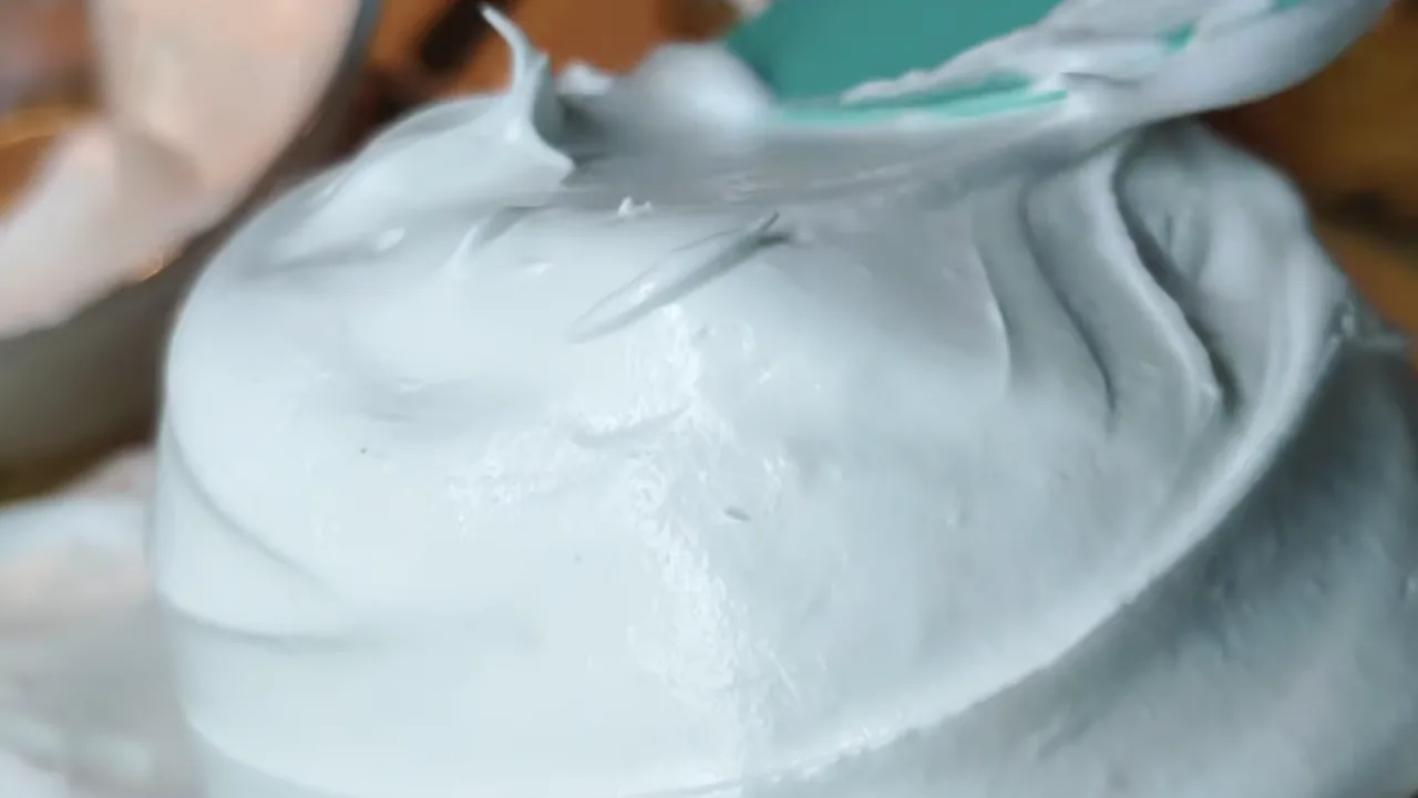 Я довго шукала «той самий» рецепт — і знайшла. Швейцарська меренга — ідеальна глазур на паску