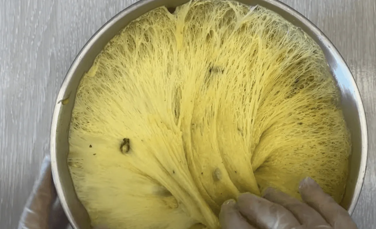 Знайшла у старій кулінарній книзі рецепт 100-річної давнини: печу “Бабу Українську”, і вона виходить неймовірно волокнистою