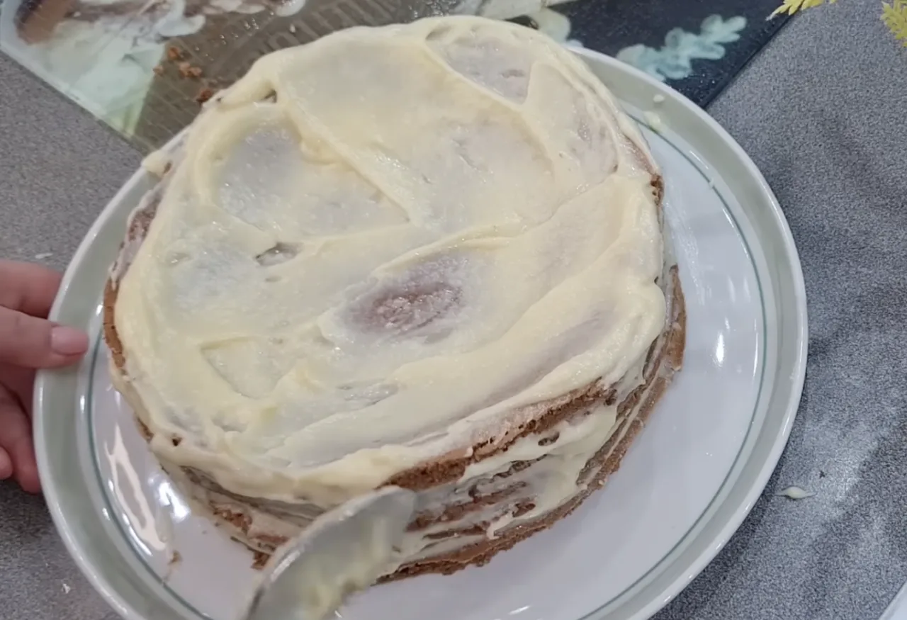 Торт на сковороді за 30 хвилин — без духовки та печива!