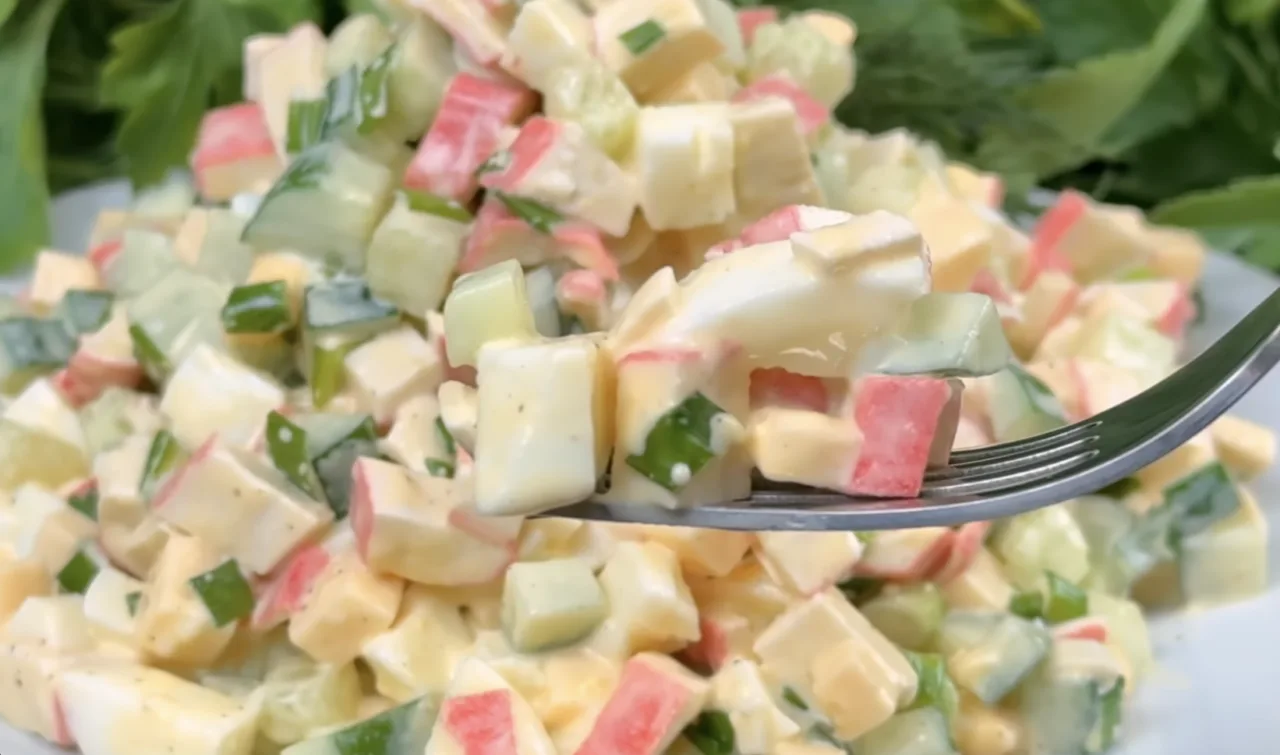 Весняний салат з крабовими паличками