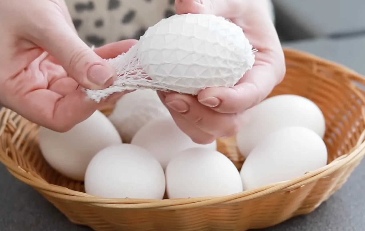 Як я фарбую яйця в цибулинні з красивим візерунком: простий "сімейний" спосіб