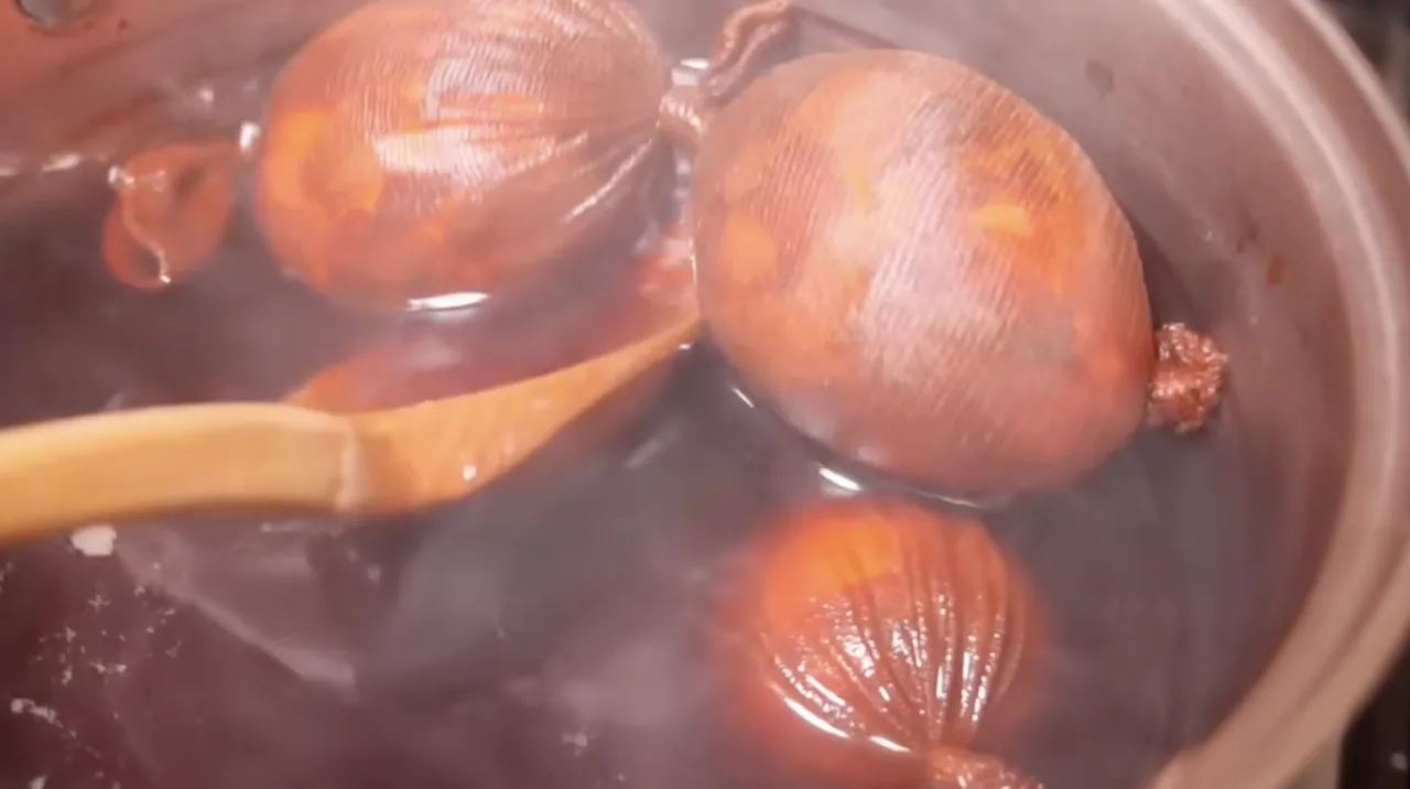 Потрібна лише цибуля! “Мармурові” крашанки на Великдень — як я фарбую яйця в цибулинні