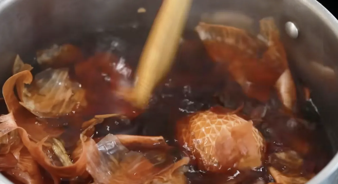 Як я фарбую яйця в цибулинні з красивим візерунком: простий "сімейний" спосіб