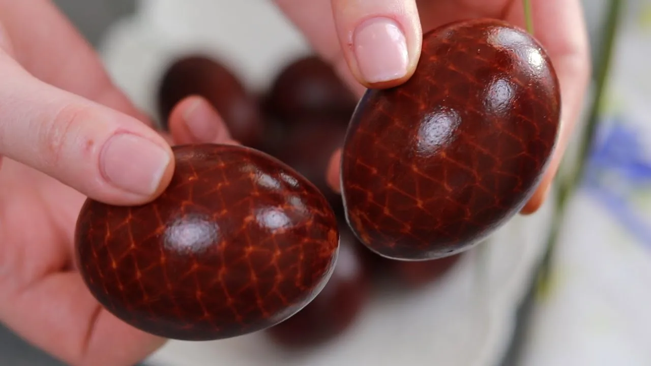 Як я фарбую яйця в цибулинні з красивим візерунком: простий "сімейний" спосіб