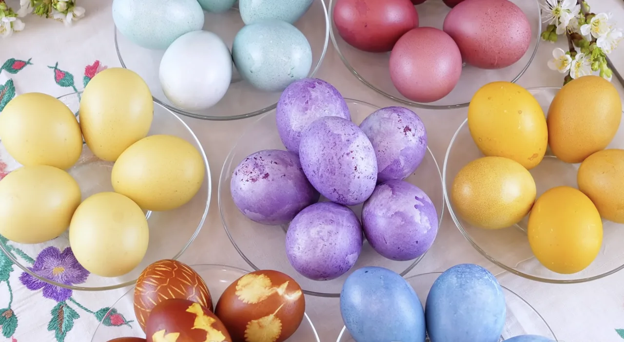 Як я фарбую яйця на Великдень без жодної “хімії”: 7 натуральних способів
