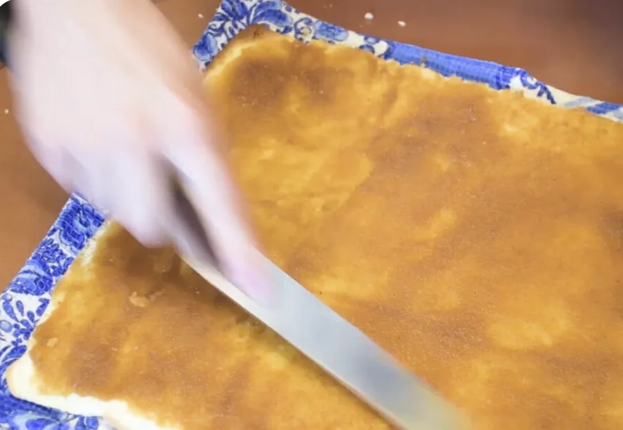 Змащую рулет джемом