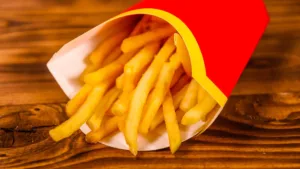 Як приготувати “ту саму” легендарну картоплю фрі McDonald’s у себе вдома (рецепт)