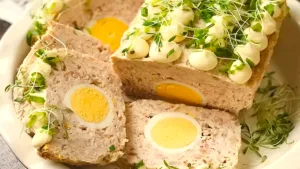 М’ясний хлібець «з сюрпризом» з курячого фаршу та яйцем всередині — «Король столу» на Великдень!