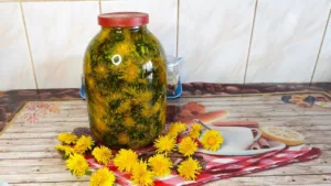Настоянка з кульбаби — простий домашній рецепт, який рятує від болю і завжди є в мене під рукою