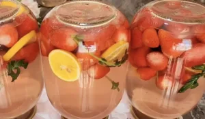 Шукала цей рецепт у старих журналах! Компот “Мохіто” з полуницею — найкраща заготівля на зиму
