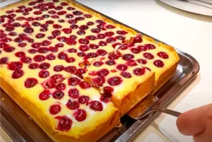 У 100 разів смачніший за торт! “Сметанник” з вишнею, як мама навчила!