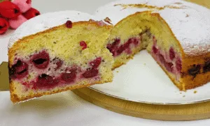 Навчила всіх подруг готувати таку смакоту! М’який і неймовірно ніжний пиріг «Хмаринка» з вишнями