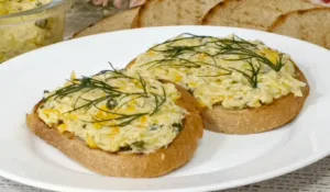 Їмо просто ложками! Кабачкова намазка з 2 сирками — не рецепт, а справжній “шедевр”